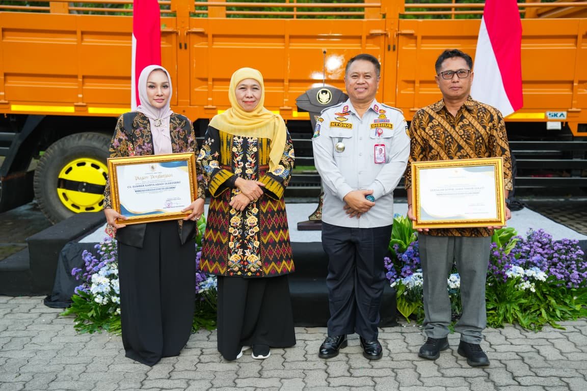 Khofifah Serahkan Truk yang Dinormalisasi, Targetkan Jatim Zero ODOL 2027