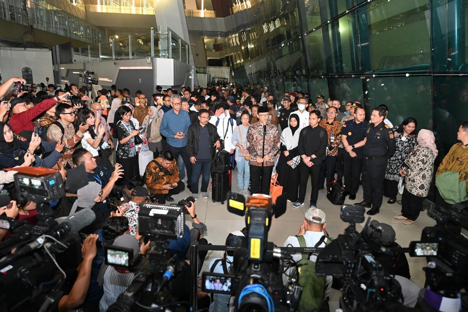 Bertahap, Pemerintah Evakuasi 32 WNI dari Iran