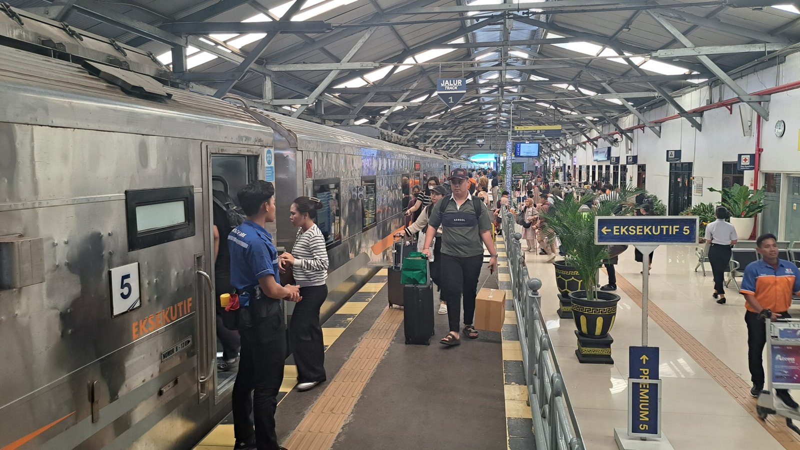 Arus Balik Meledak, KAI Daop 8 Siaga Hadapi Puncak 24 Maret