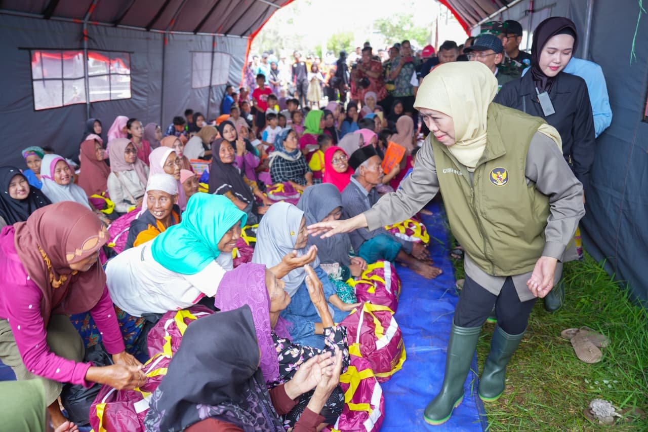 Khofifah Tinjau Banjir Pasuruan, Salurkan Bantuan dan Siapkan Pompa hingga Benih untuk Petani