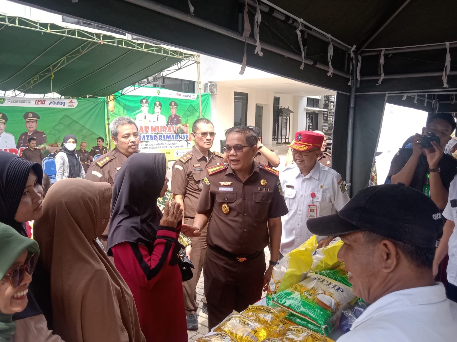 Warga Antusias Datangi Pasar Murah, Kerja Sama Kejari dan Pemkab Sumenep
