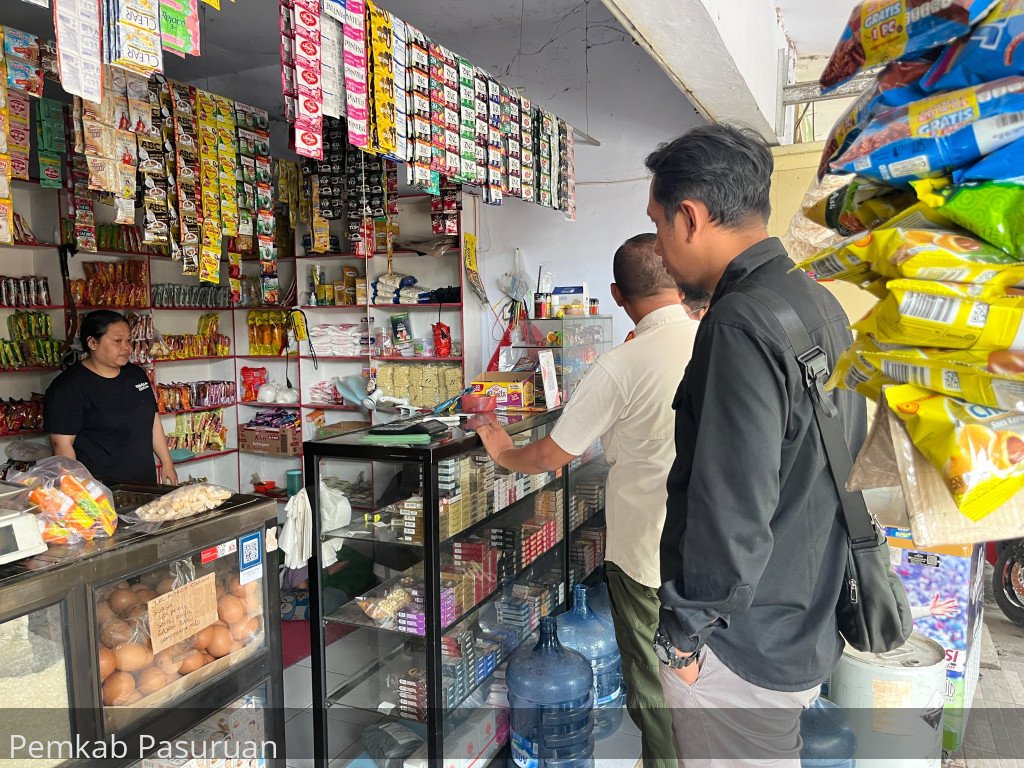 Satpol PP, PN Bangil dan Bea Cukai Pasuruan Razia Peredaran Rokok Illegal di Rembang