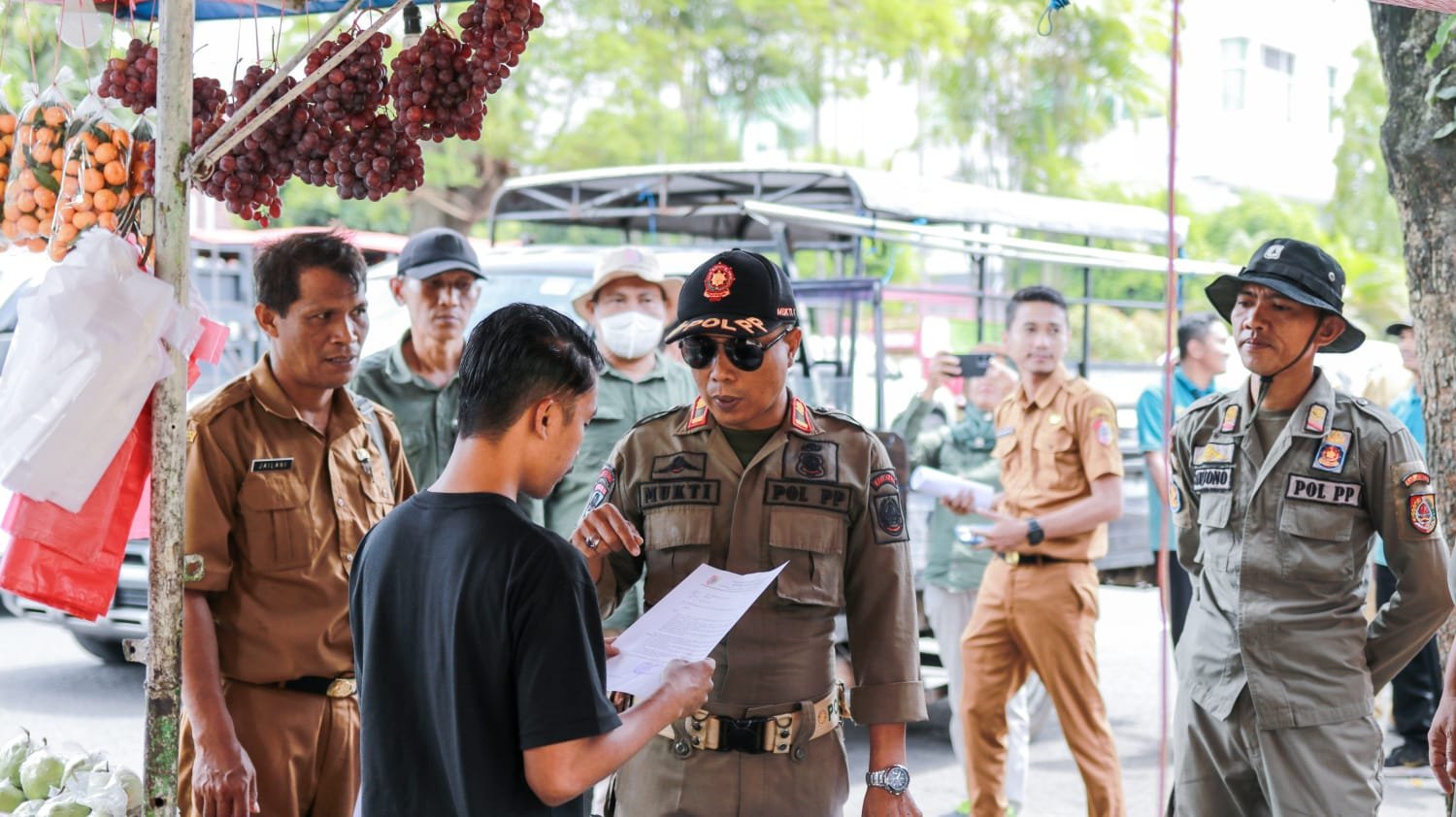 Wujudkan Gerakan ASRI Pemkab Jember Tertibkan Spanduk hingga Lapak Secara Persuasif