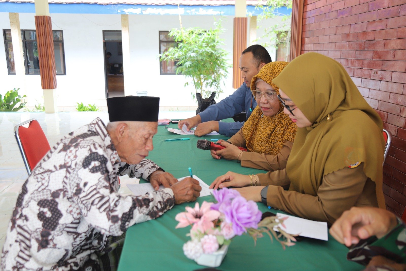 Pemkab Jember Salurkan Insentif Guru Ngaji Jelang Idul Fitri Bentuk Penghargaan bagi Pengabdi Pendidikan Keagamaan
