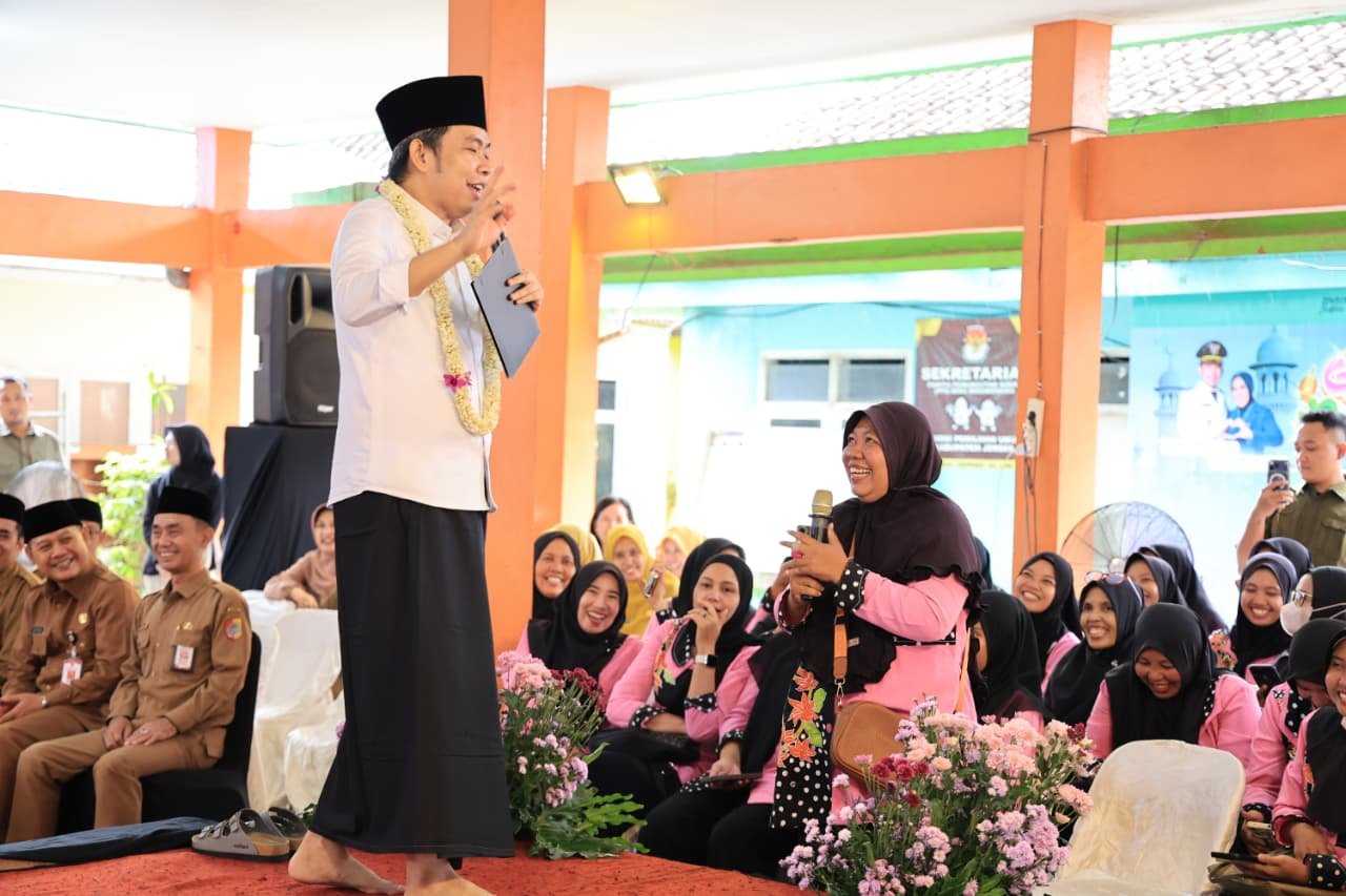 Safari Ramadan di Ajung Bupati Jember Umumkan Beasiswa Khusus Anak Kader Posyandu