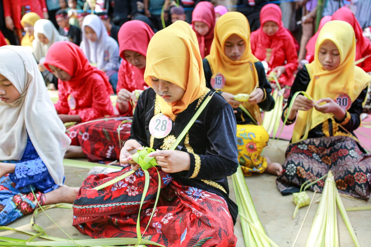 Ratusan Peserta Meriahkan Festival Ketupat Sumenep dengan Beragam Kreasi Unik