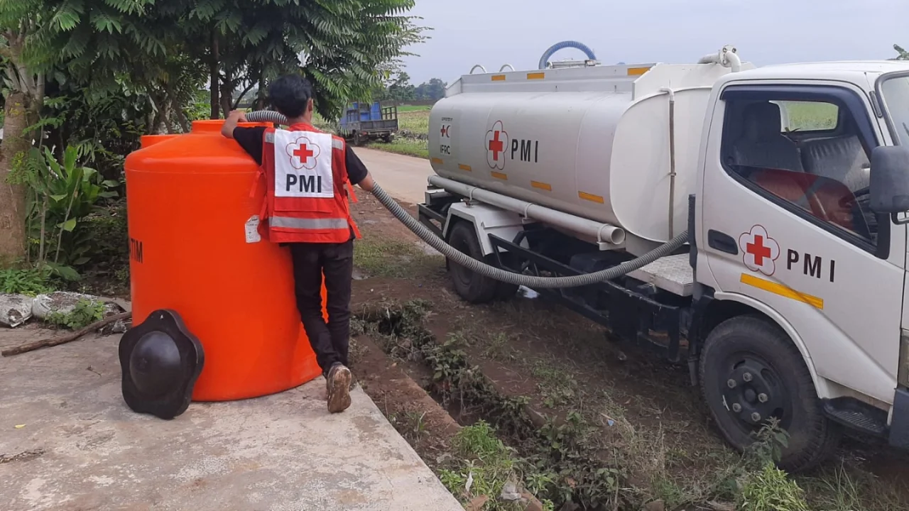 Pasca Banjir Sungai Dinoyo, PMI Jember Distribusikan Air Bersih