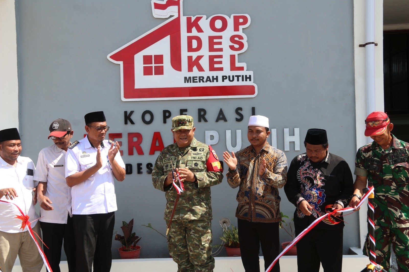 Dandim 0827/Sumenep Didampingi H. Rudi Resmikan Koperasi Desa/Kelurahan Merah Putih (KDKMP) di Desa Sendang Pragaan Kabupaten Sumenep