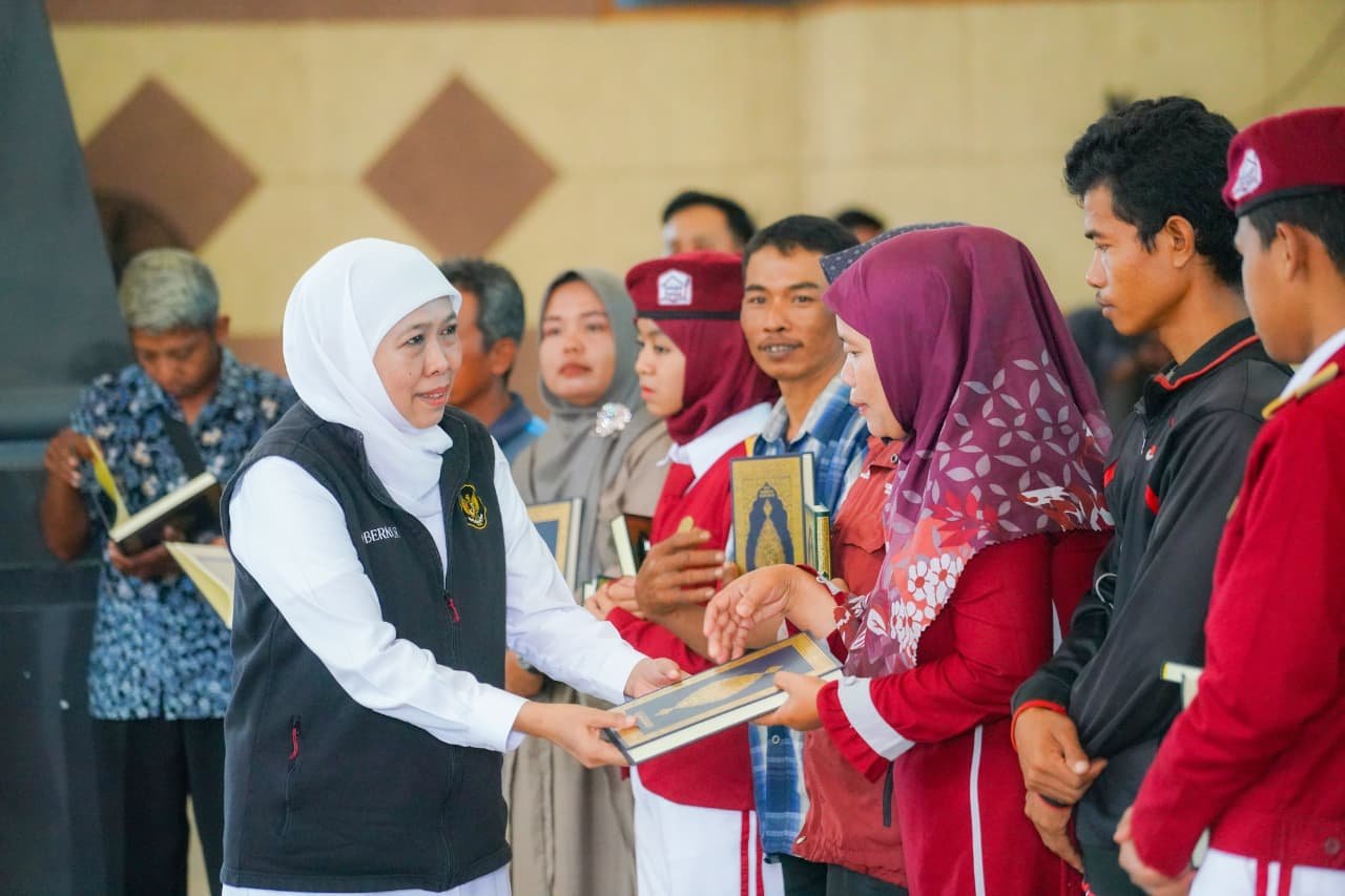 Sapa Bansos Amaliyah Ramadan ke-10, Gubernur Khofifah Salurkan Bantuan Rp8,35 Miliar untuk Masyarakat Tuban