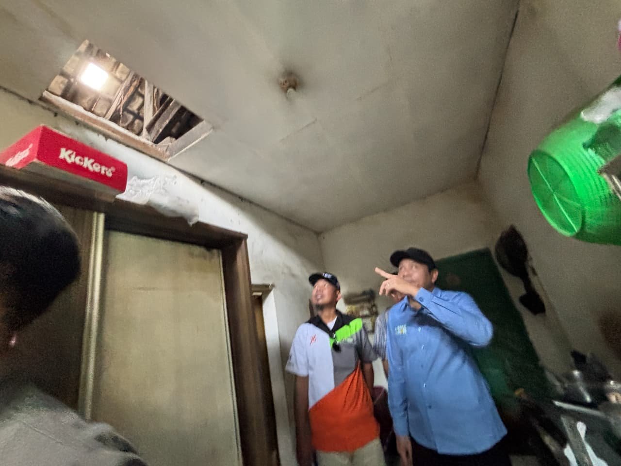 Bupati Subandi Serahkan Bantuan Kursi Roda dan Renovasi RTLH di Krian