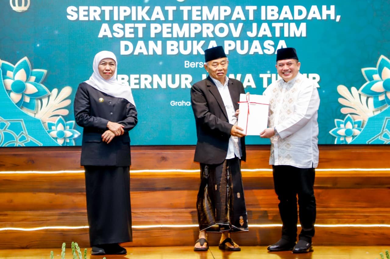 Gubernur Khofifah dan Kepala Kanwil BPN Jatim Serahkan Sertipikat Hak Pakai untuk Pemprov dan Tempat Ibadah