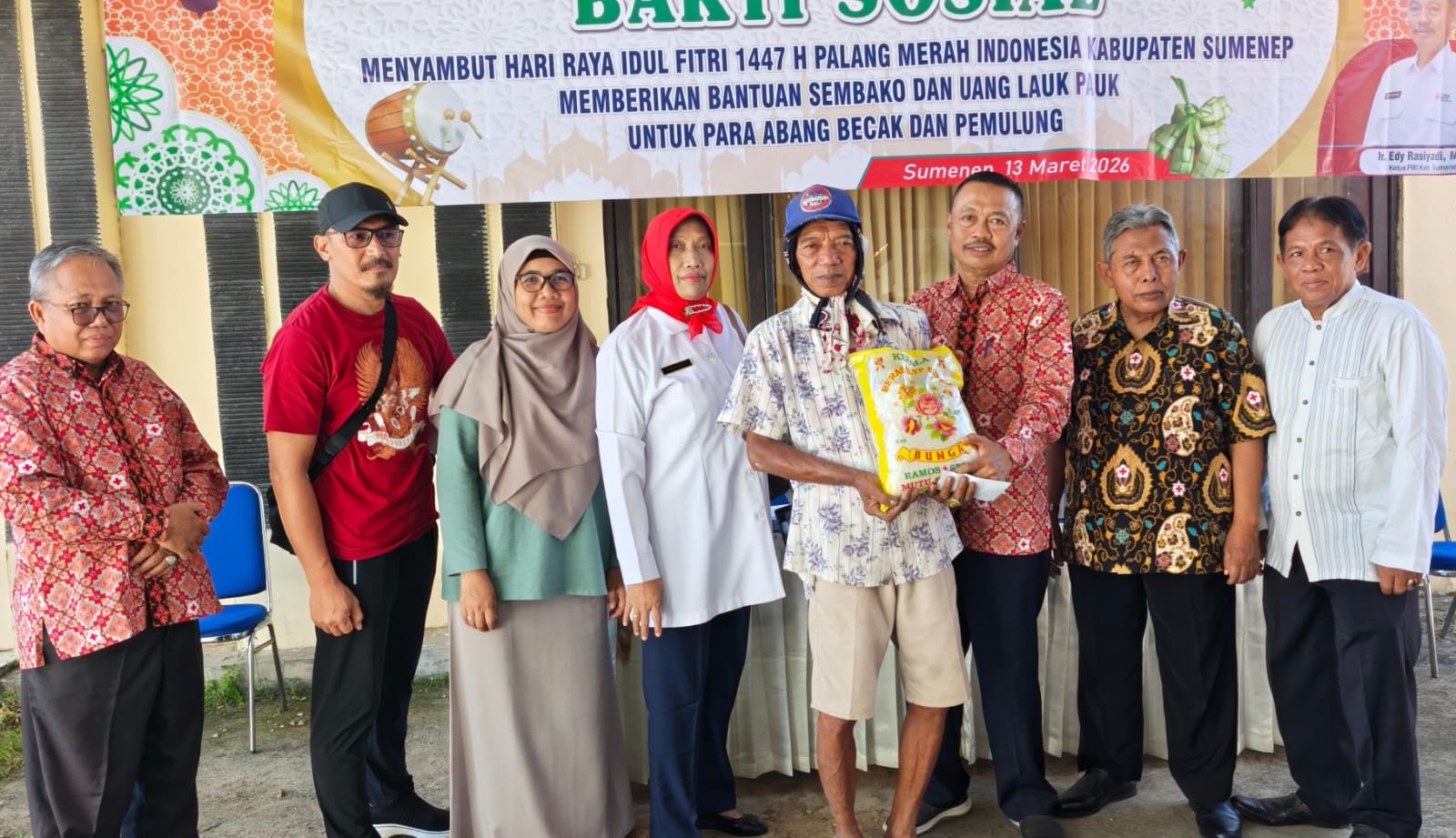 Wujud Kepedulian, PMI Sumenep Bagikan Sembako kepada Abang Becak dan Pemulung