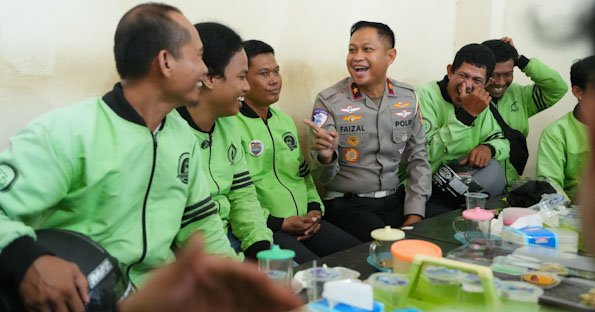 Gelar Program ‘Polantas Menyapa’ di Wajo, Dirgakkum Korlantas Polri Rangkul Driver Ojol Jadi Mitra Kamtibmas