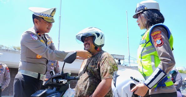 Safety Driving di Surabaya, Korlantas Mabes Polri Bagikan Helm SNI ke Pengendara