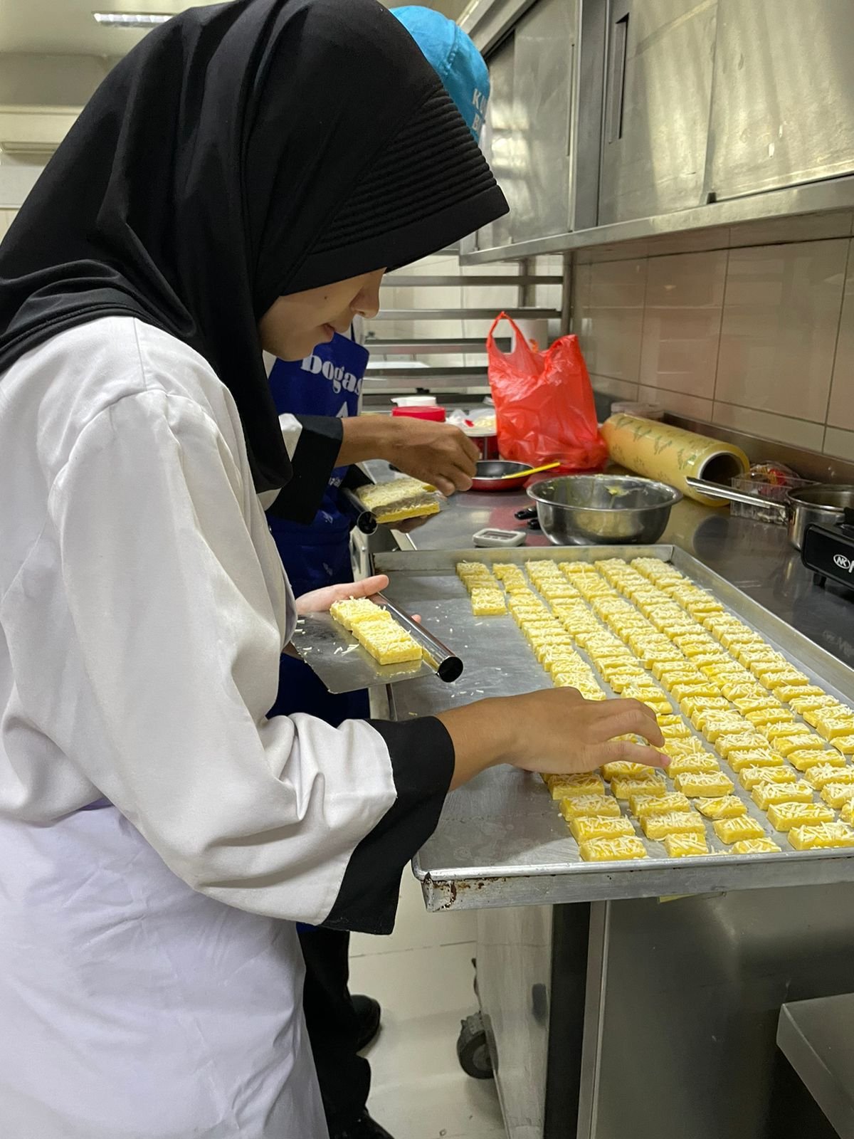 Didukung Bogasari, SMKN 3 Sukabumi Produksi Ribuan Kue Lebaran Raup Omzet Ratusan Juta