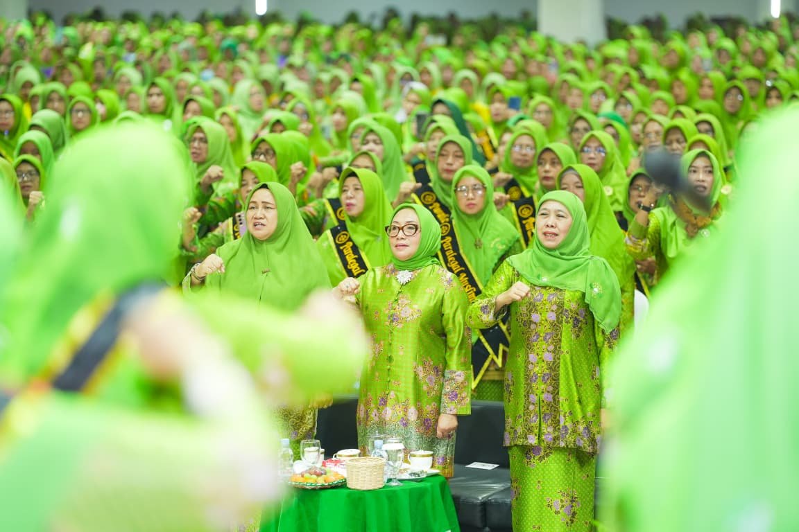 HUT ke-80 Muslimat NU, Khofifah Kukuhkan 400 Paralegal di Jateng dan Raih Dua Rekor MURI