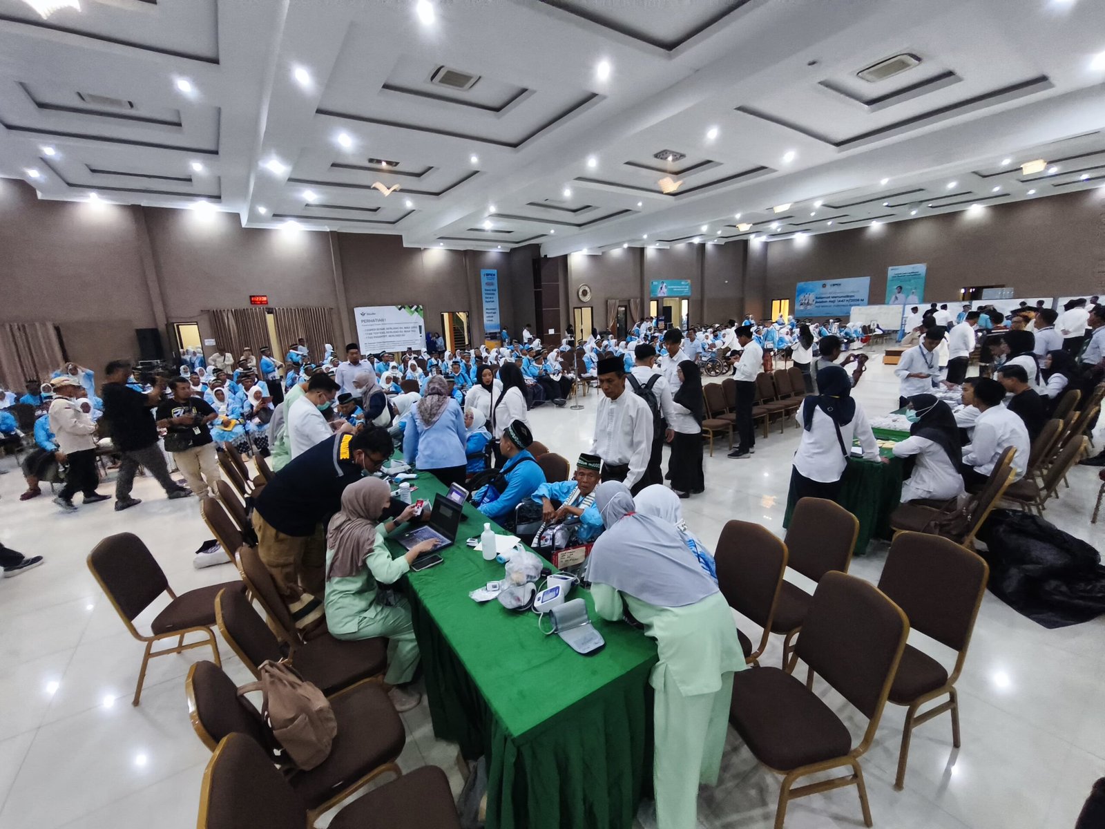 Jemaah Calon Haji Gelombang Pertama Tiba di Asrama Haji Surabaya