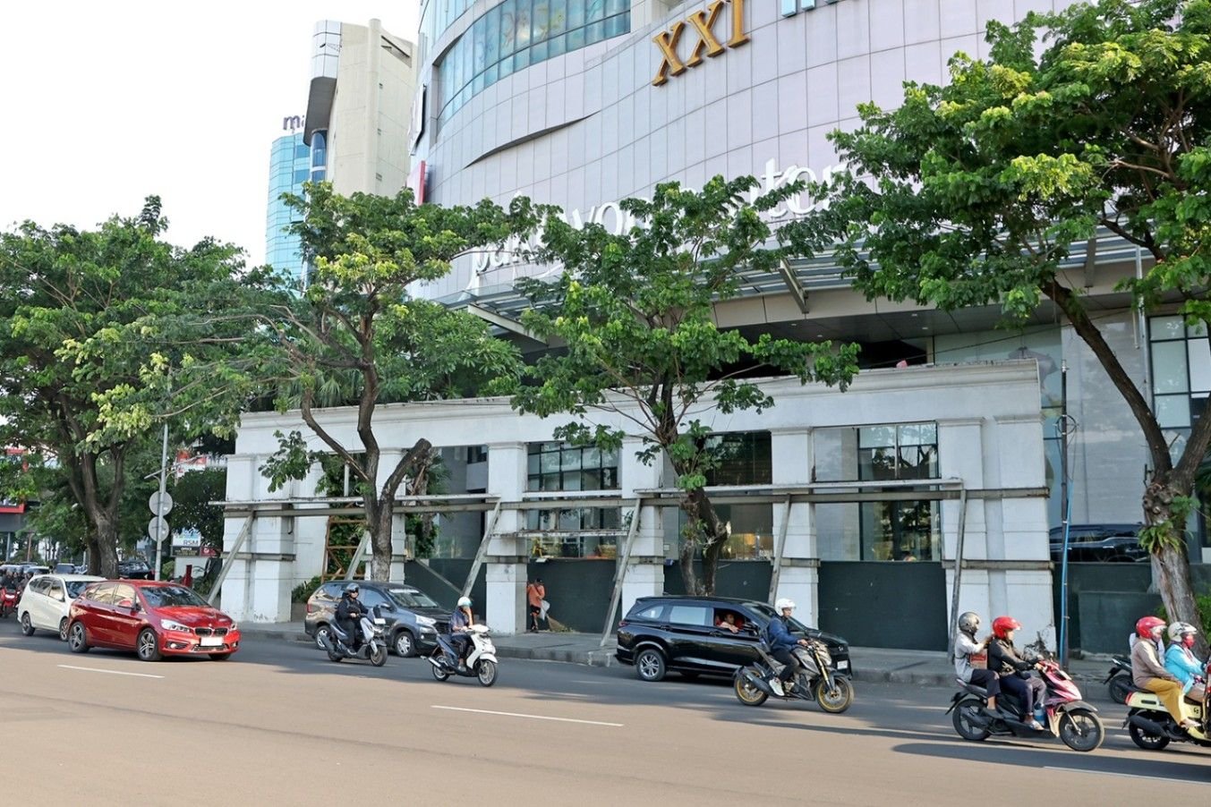 Fasad Eks Toko Nam Surabaya Dibongkar, Pemkot Kembalikan Fungsi Trotoar