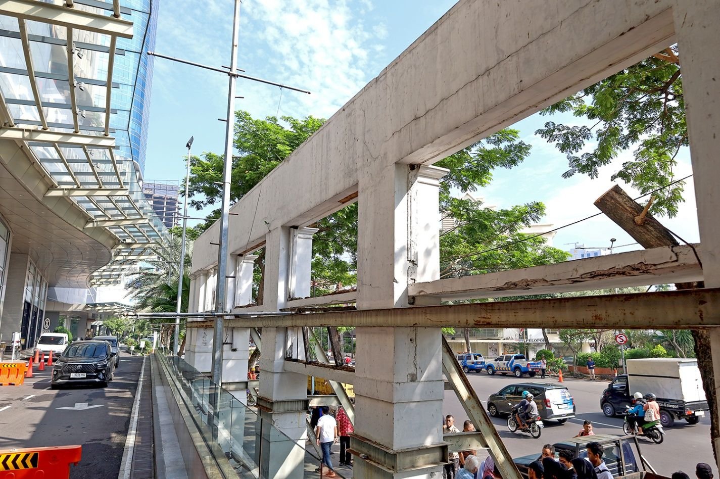 Bukan Cagar Budaya, Fasad Eks Toko Nam Surabaya Dibongkar