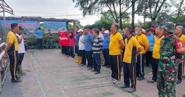 Sambut Hari Bumi 2026, Polisi Bersihkan Kampung Warna-Warni Tambat Labuh Shontoh Laut Surabaya