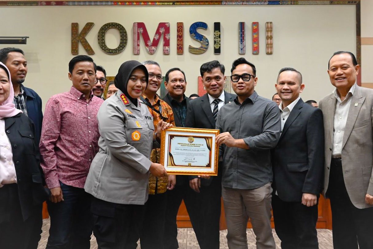 Komisi III DPR RI Beri Penghargaan ke Kapolres Metro Bekasi atas Keberhasilan Kawal Konflik antara Warga dan Pengembang dengan Damai