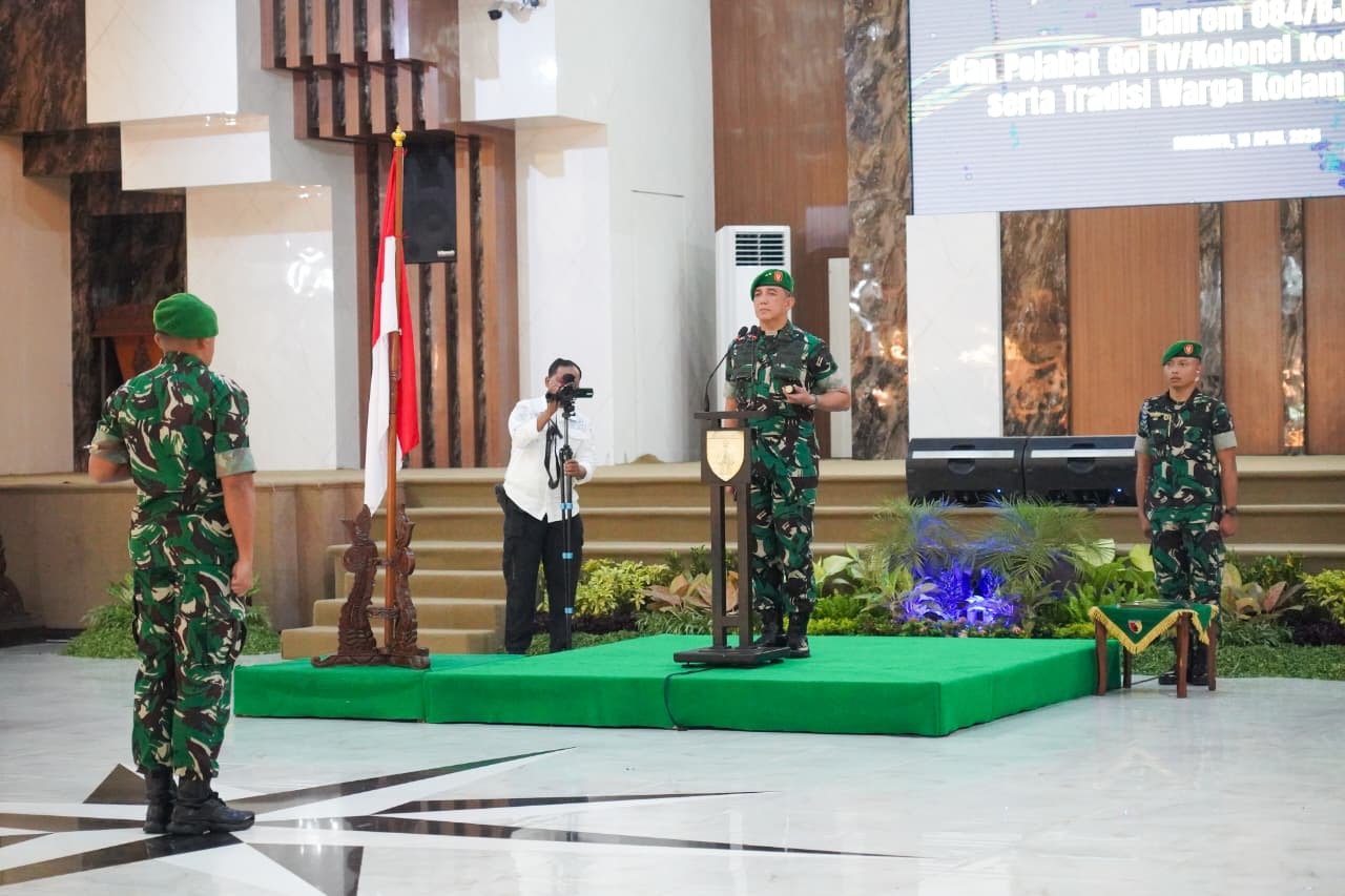 Pangdam V/Brawijaya Tegaskan Regenerasi Kepemimpinan Melalui Sertijab Danrem 084 BJ dan Pejabat Golongan IV
