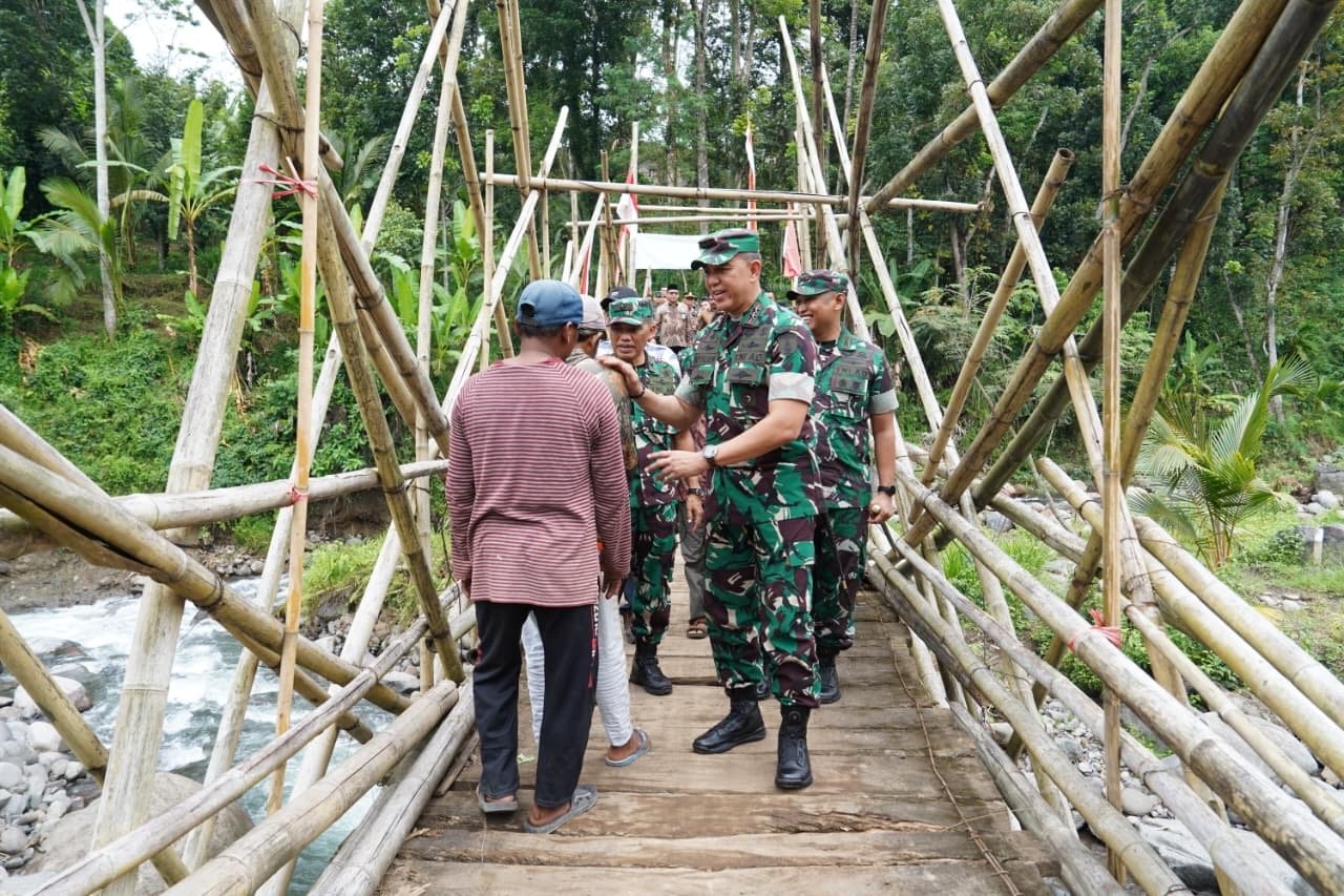 Pangdam V/Brawijaya Tinjau Pembangunan Jembatan Perintis Garuda Tahap III Jember Tingkatkan Akses Strategis Wilayah Militer