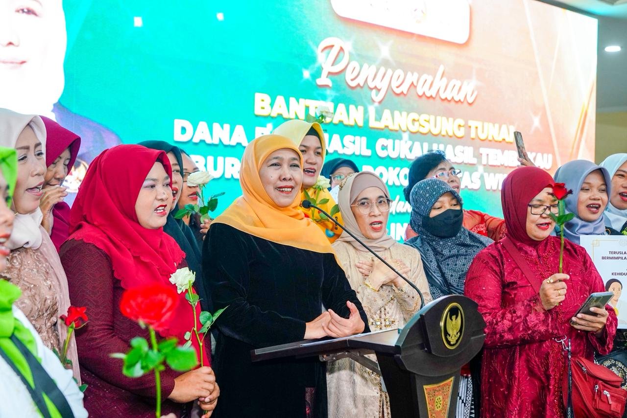 Gubernur Khofifah Salurkan DBHCHT untuk 315 Buruh Rokok