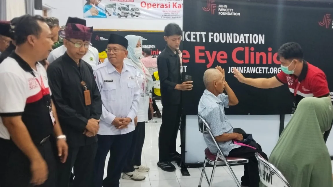 Ratusan Warga Serbu Baksos Kesehatan Mata Gratis di Banyuwangi