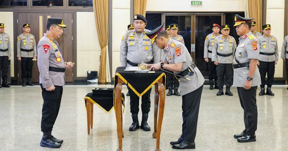 Kapolri Pimpin Pelantikan dan Sertijab Sejumlah PJU Mabes Polri dan Kapolda