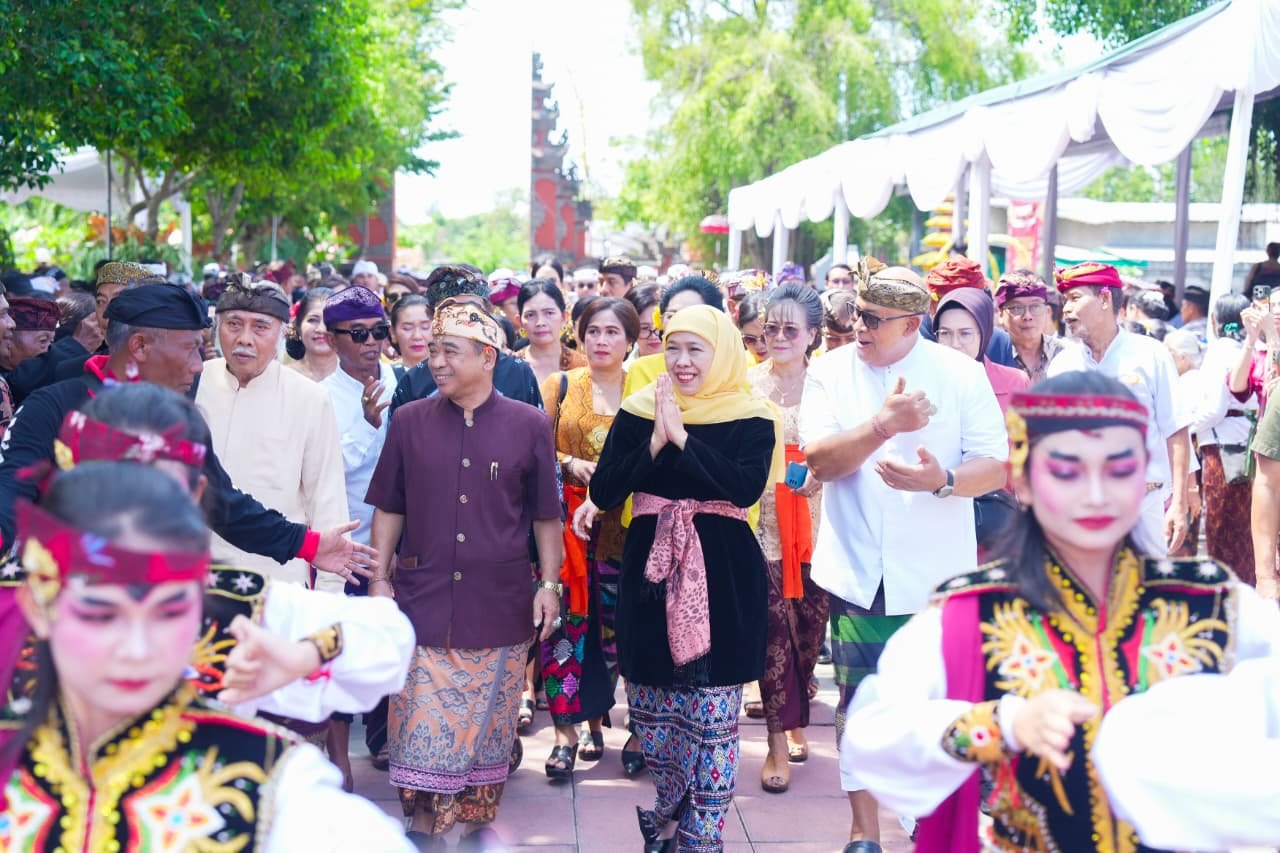 Dharma Shanti Nyepi di Surabaya, Khofifah Serukan “Satu Bumi Satu Keluarga” untuk Redam Konflik Global