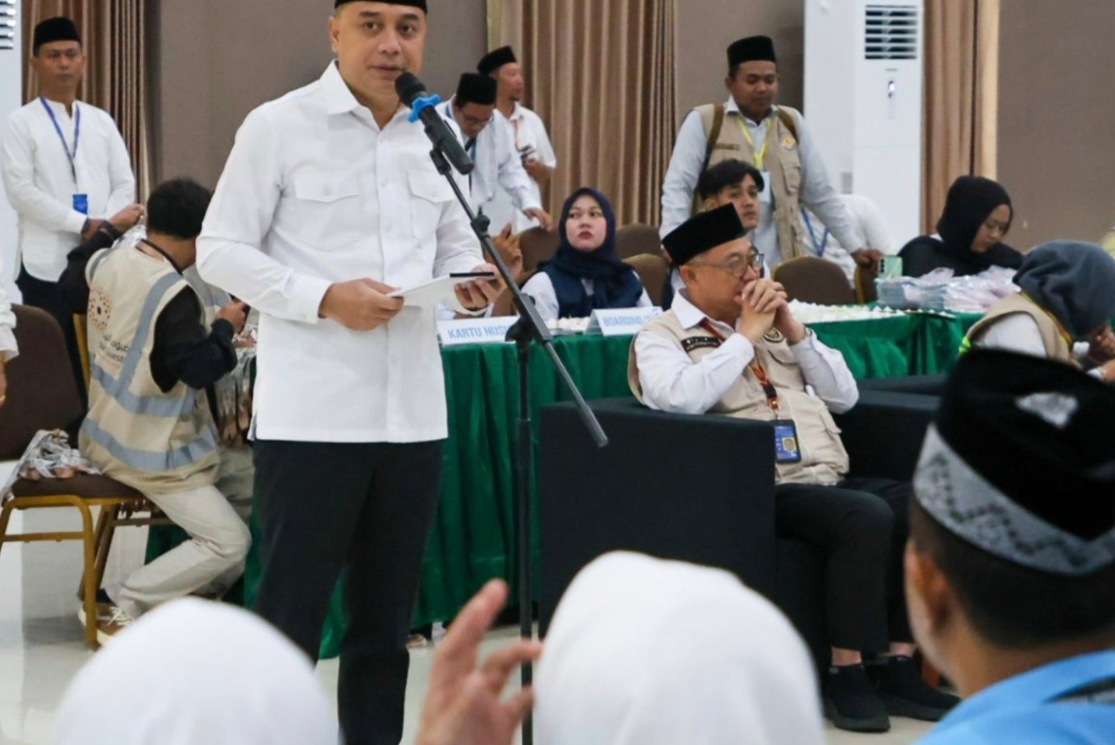 Eri Cahyadi Lepas Tiga Kloter Haji Surabaya, Ingatkan Cuaca Ekstrem