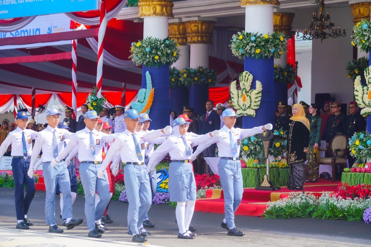 Hardiknas 2026 di Grahadi, Khofifah Bangga Paskibra Gabungan dan Siswa Pidato Lima Bahasa