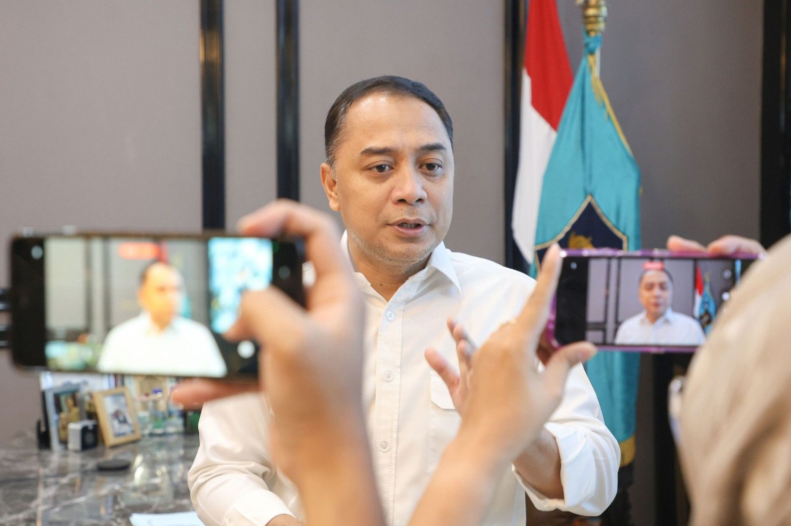 Buka Hotline “Lapor Cak Eri”, Warga Surabaya Kini Bisa Adukan Keluhan via WhatsApp