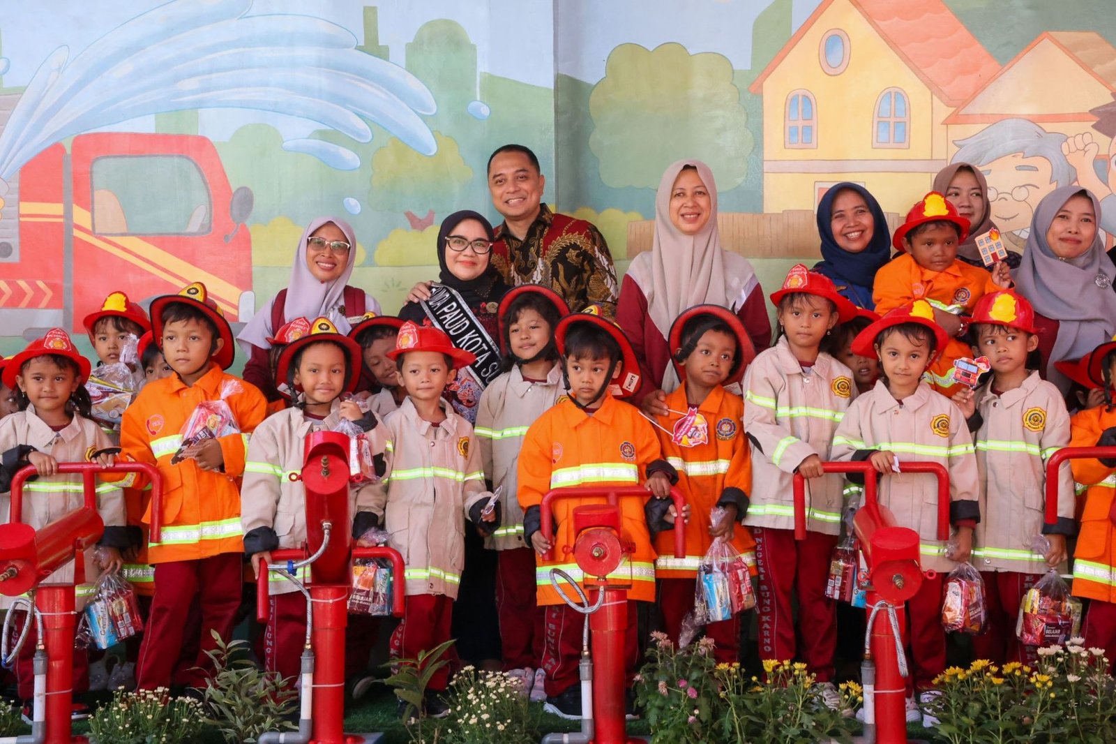 Rumah Om Firman Hadir di Surabaya, Anak-anak Diajak Simulasi Padamkan Kebakaran