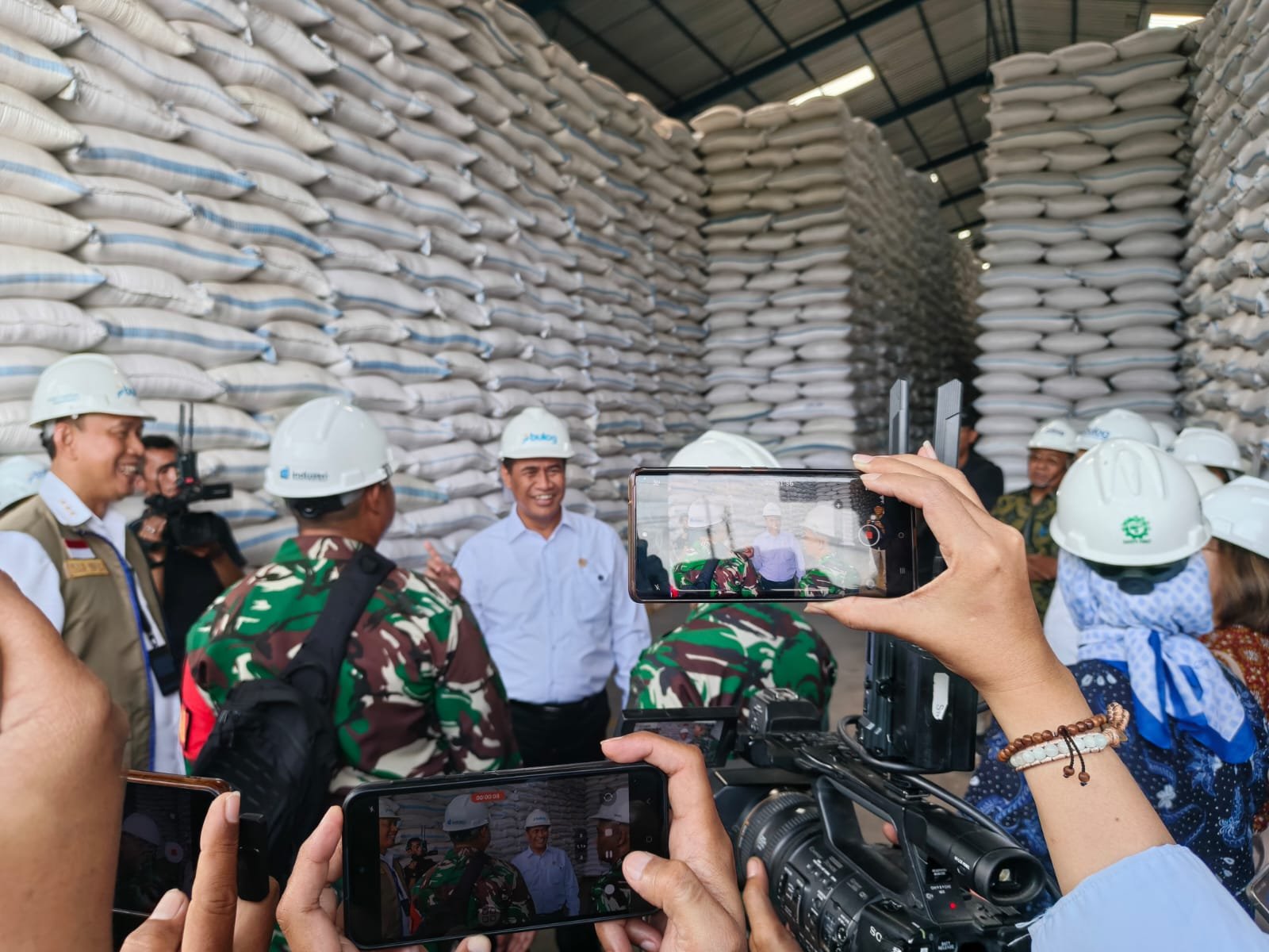Stok Beras RI Cetak Rekor 5,3 Juta Ton, Mentan Sebut Petani Kini Makin Sejahtera