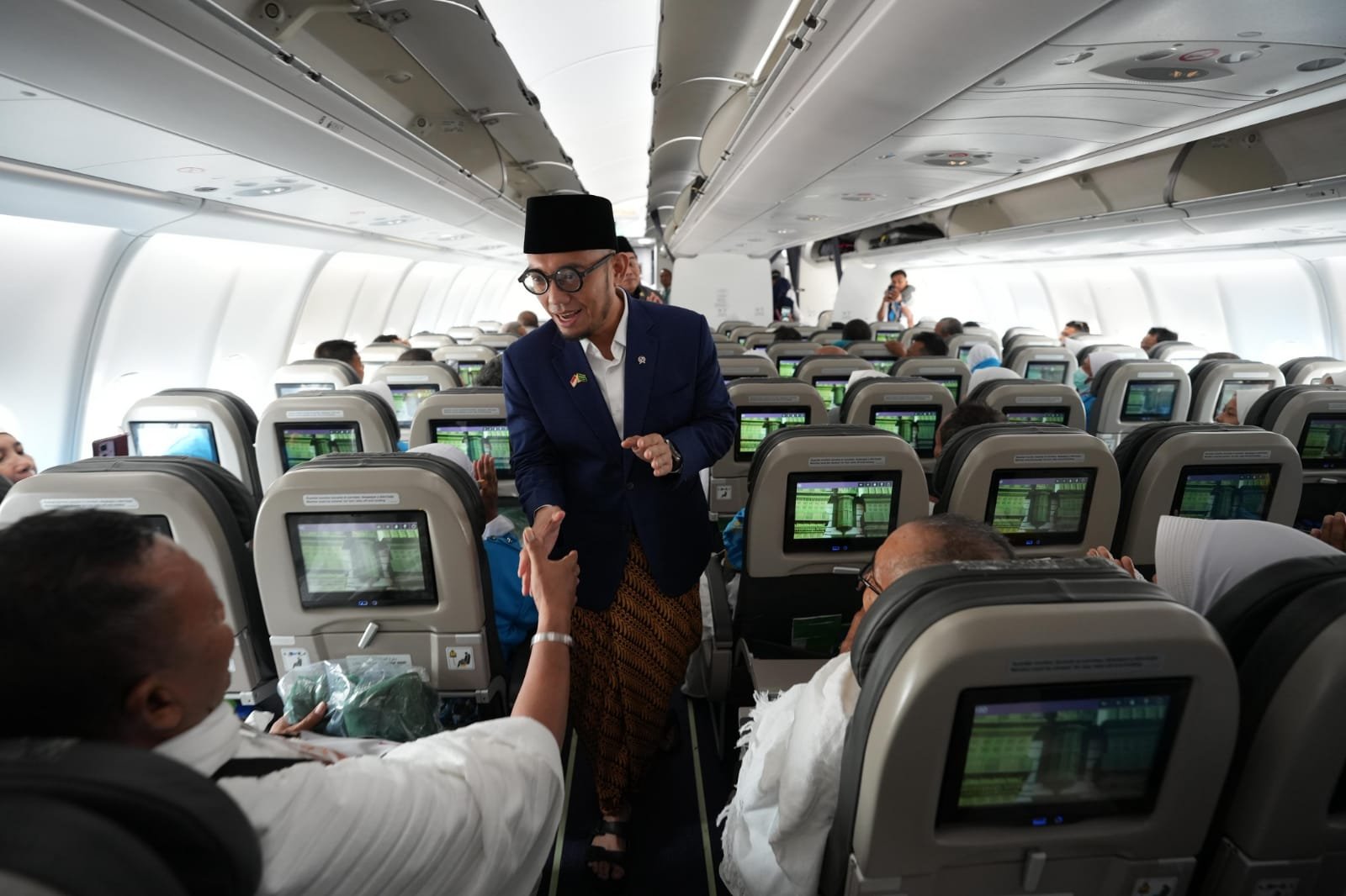 Wamenhaj Dahnil Sapa Jemaah Haji di Pesawat, Titip Salam Presiden Prabowo: Jadilah Duta Bangsa
