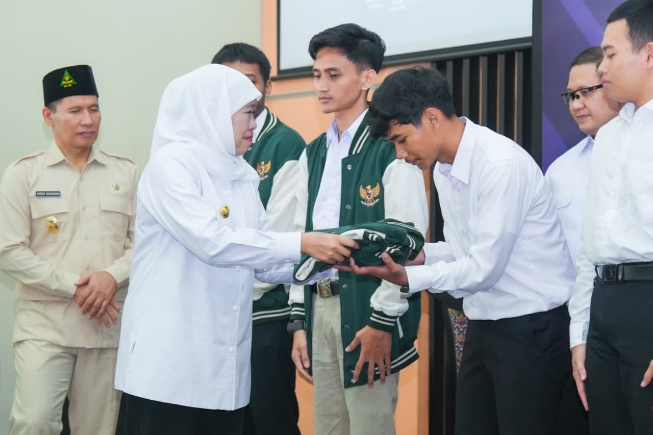Khofifah Berangkatkan 1.790 Siswa dan Alumni SMK Jatim Kerja ke Luar Negeri