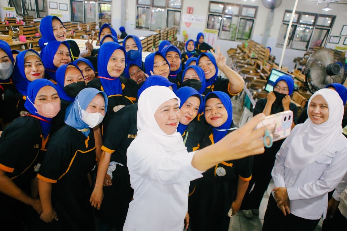 Khofifah Salurkan BLT Rp901 Juta untuk Buruh Rokok Bojonegoro