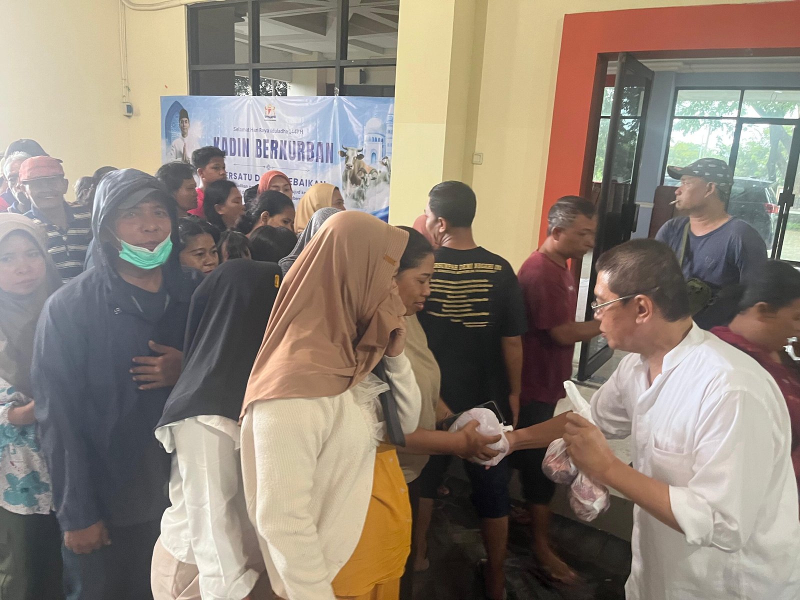 Kadin Jatim Bagikan Daging Kurban untuk 1.750 Warga, Wujud Kepedulian Dunia Usaha