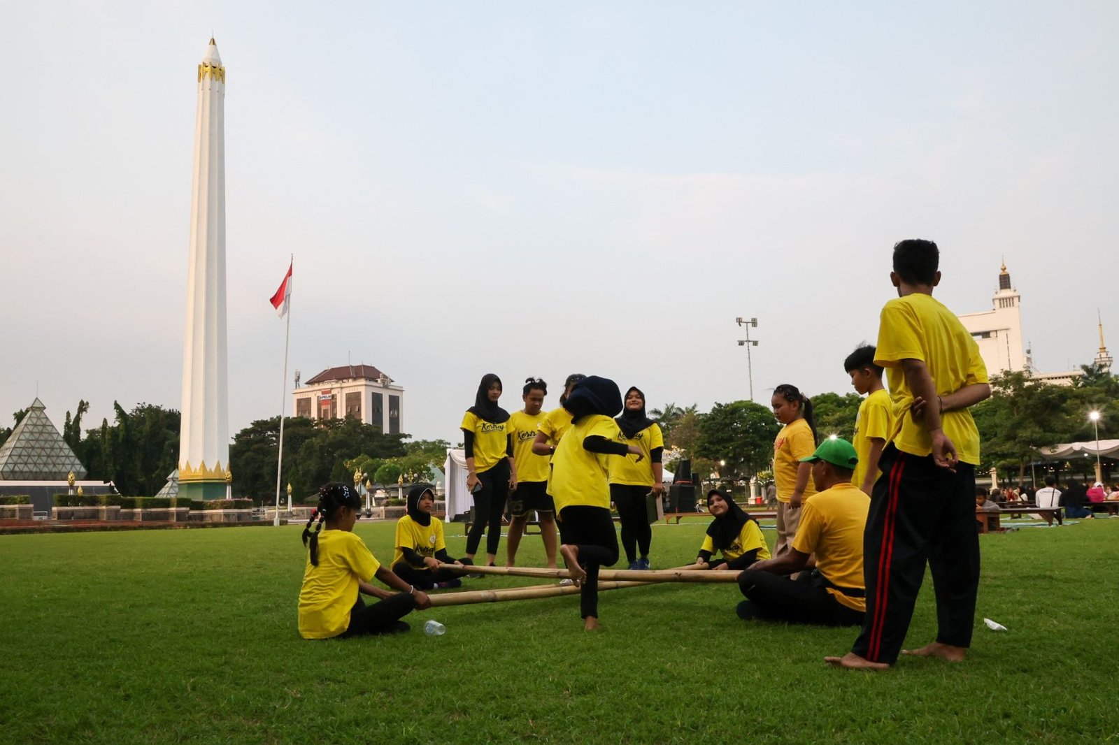 Gen Z Antusias Nikmati Senja Budaya di Tugu Pahlawan, Kuliner Jadul Jadi Favorit