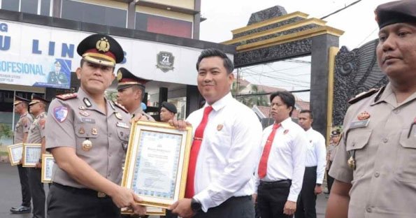 Bekerja dengan Tulus dan Ikhlas, Kapolres Lamongan Beri Reward Anggota Berprestasi