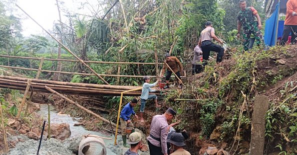 Sinergi untuk Negeri, Polres Trenggalek Bersama Warga Bangun Jembatan Merah Putih Presisi