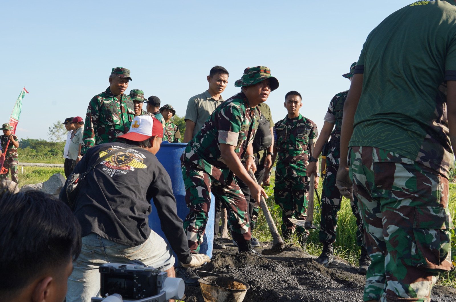 Danrem Tinjau TMMD, Turun Langsung Ajarkan Cara Membuat Adonan di Slempit