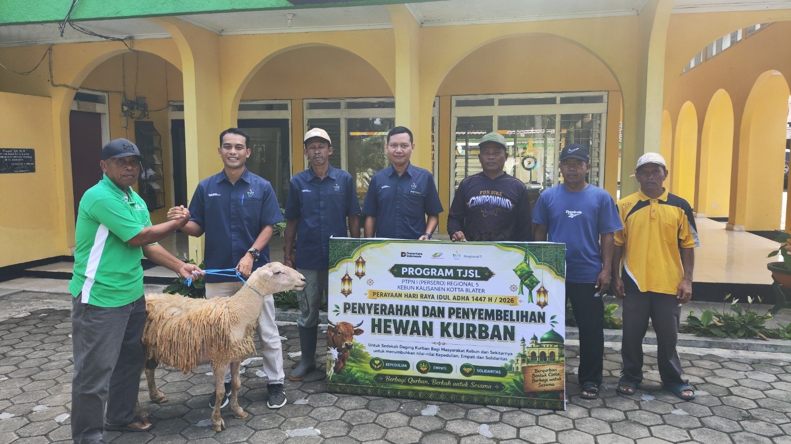Tebar Berkah Idul Adha, PTPN I Regional 5 Salurkan 101 Ekor Hewan Kurban