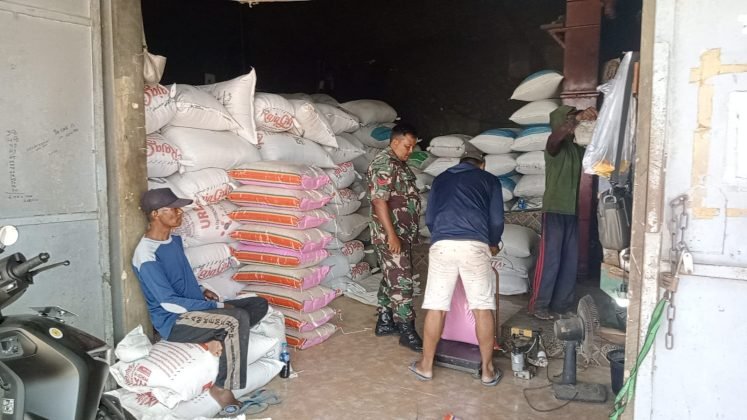 Babinsa Turut Pastikan Ketersediaan dan Stabilitas Harga Pangan di Sumenep