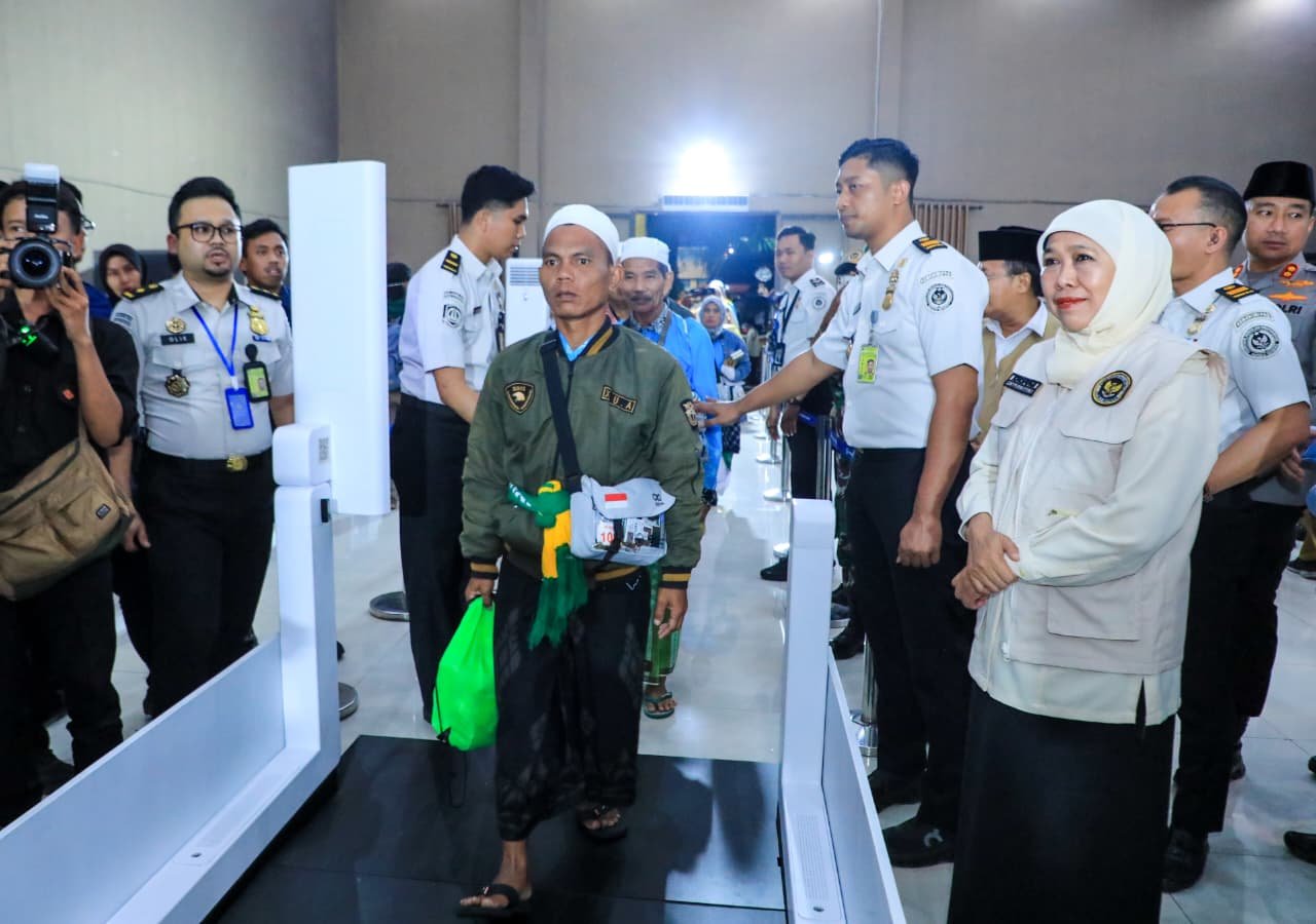Sambut 378 Jemaah Haji Kloter Pertama, Khofifah Apresiasi Layanan Imigrasi Berbasis Biometrik