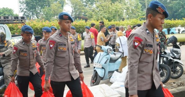 Brimob Polda Metro Jaya Kerahkan 2 Unit Kendaraan Dapur Lapangan, Bagikan Bantuan Makanan untuk Korban Kebakaran Pasar Jiung