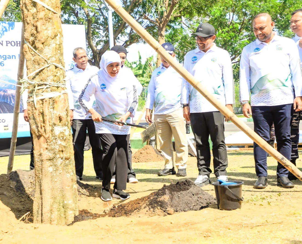 Gubernur Khofifah Bersama 1.125 Masyarakat Lakukan Aksi Bersih Sampah dan Tanam Pohon