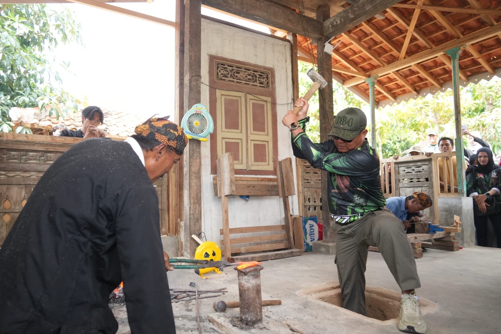 Menyusuri Jejak Peradaban Keris Madura, Danrem  Kagumi Warisan Adiluhung Kampung Empu Aeng Tong-Tong